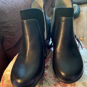 COPY - JBU black boots. JBU great EUC
